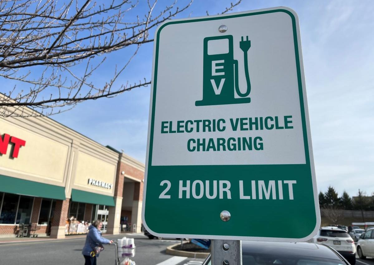 Only Half of Ford Dealers Want to Sell EVs as Adoption Slows | USNN World News  Electric vehicle parking at a grocery store in Mount Joy, Penn., in February 2023. (Beth Brelje/The Epoch Times)