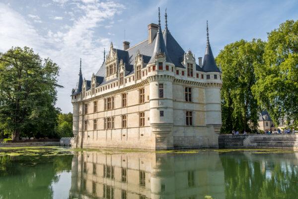 The château’s two-story limestone façade, made of local tuffeau stone, and its steep slate roof give it a definite French appearance. Turrets were added in the 19th century by the Biencourt family to create the illusion of a completed Renaissance château in the spirit of historicism. (Antoine2K/Shutterstock)