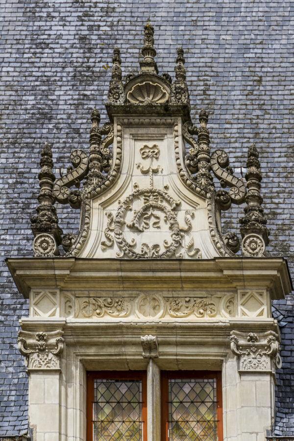 A close-up of the château’s roof and its elaborate finishings. As with the rest of the château’s architecture, the sculpted decorations combine French and Italian traditions. Here, the pillars framing the window are finely ornate with vegetable scrolls, medallions, putti, and shells. (Kiev.Victor/Shutterstock)