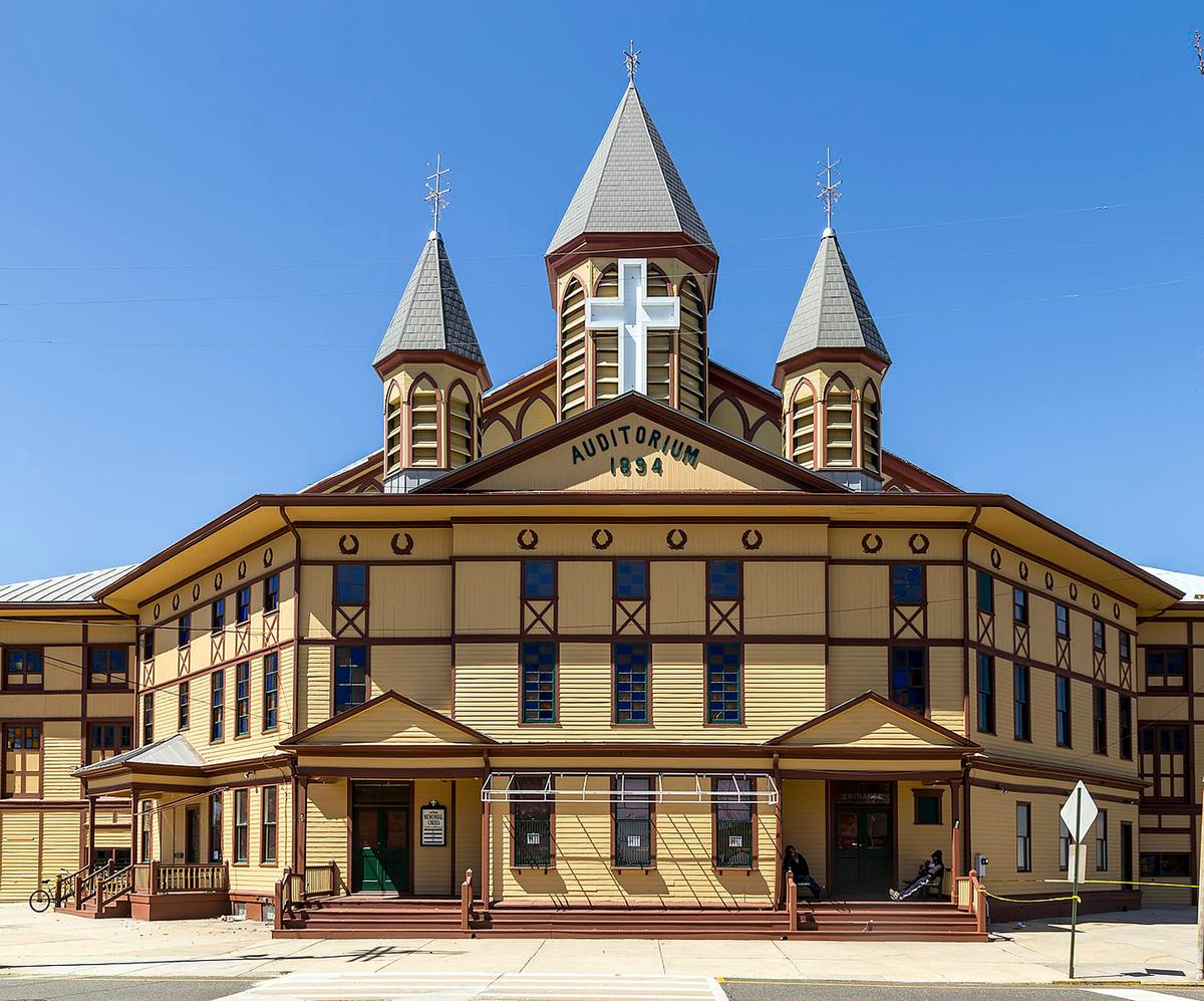 The Great Auditorium at Ocean Grove, built in 1894. (<a href="https://commons.wikimedia.org/wiki/File:Great_Auditorium_Ocean_Grove_NJ1A.jpg">Acroterion</a>/<a href="https://creativecommons.org/licenses/by-sa/3.0/deed.en">CC BY-SA 3.0</a>)