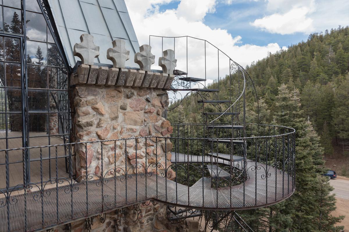 View from an ornamental iron balcony at Bishop Castle. (<a href="https://commons.wikimedia.org/wiki/File:A_rocky,_somewhat_risky,_twist_and_turn_along_a_soaring_tower_of_Bishop%27s_Castle,_a_most_eclectic_art_installation_9,000_feet_high_in_the_mountains_of_southern_Colorado,_up_a_winding_road_from_San_LCCN2015632550.tif">Public Domain</a>)