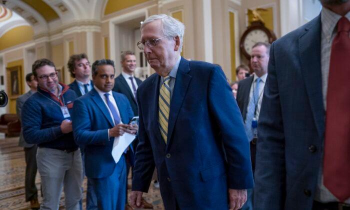GOP Leader McConnell Returns to Senate After Head Injury