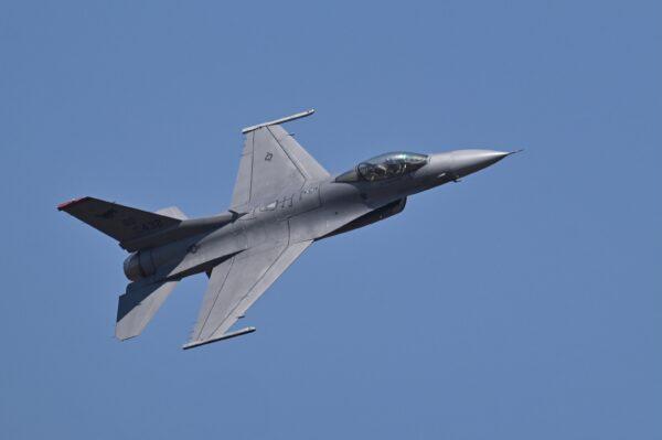 A US Air Force's (USAF) F-16 Fighting Falcon fighter jet in a file photo. (Manjunath Kiran/AFP via Getty Images)