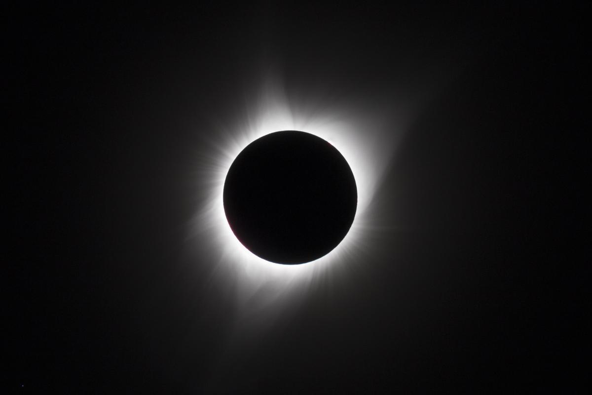 A total solar eclipse at the moment of totality in 2017. (Michelle Holihan/Shutterstock)