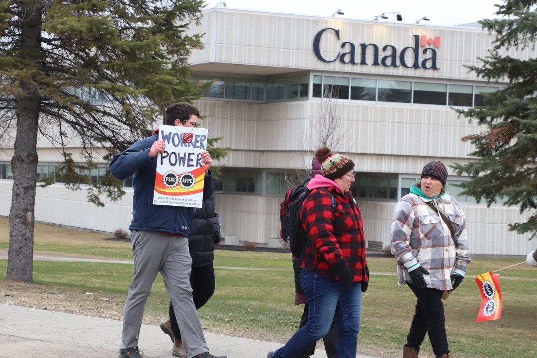 Public Service Strikers’ Demands Will Cost $1B if Met by Ottawa: Report