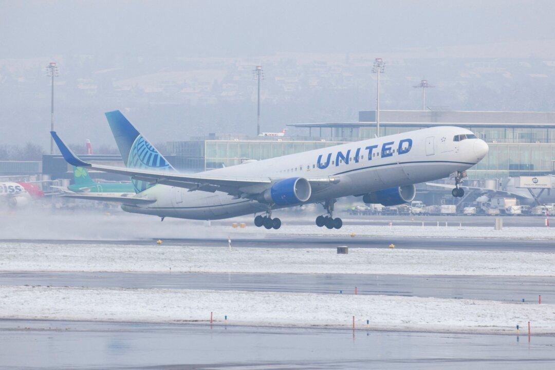 United Airlines Warns of Macro Risks, Says Ready to Act If Economy Softens Further