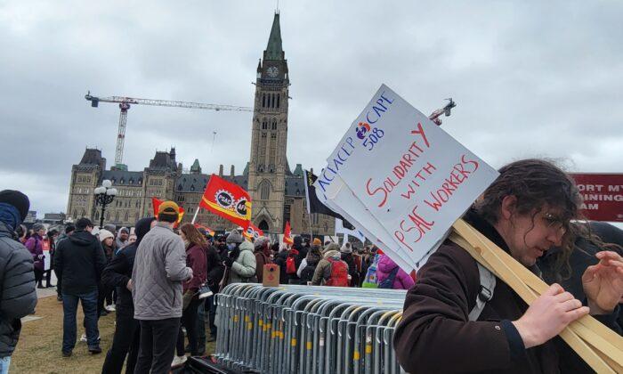 ‘We’re Just Fighting for Fair Wages’: Workers Gather on Parliament Hill for First Day of PSAC Strike