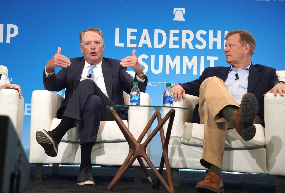 Amb. Robert Lighthizer (L) speaks at the Heritage Foundation's Leadership Summit in National Harbor, Md., on Apr. 20, 2023. (Terri Wu/The Epoch Times)
