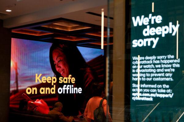 An Optus public service message is displayed inside an Optus store in Sydney, Australia, on Oct. 5, 2022. (Brendon Thorne/Getty Images)