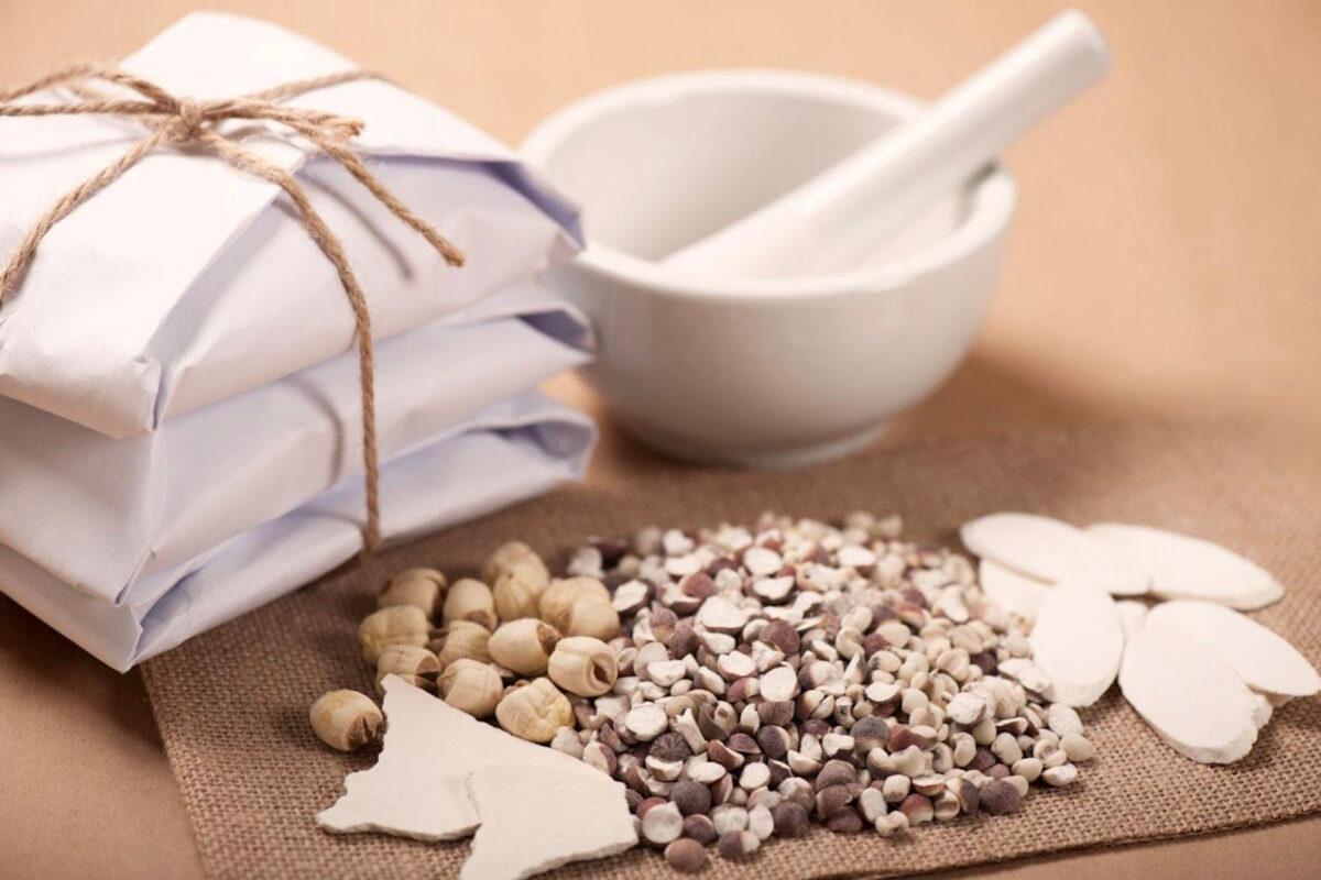 The main ingredients of Sishen Decoction: Gorgon euryale seeds, Chinese yam, Poria cocos, lotus seeds, barley. (Gong Anni/The Epoch Times)