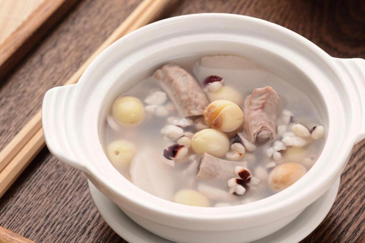 Sishen Decoction can be cooked with meat to enhance the flavor. (Gong Anni/The Epoch Times)