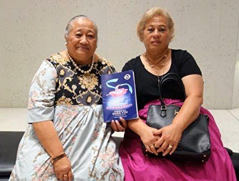 New Zealand Medal of Merit recipient Valeti Finau (L) and Ana Palu watched Shen Yun’s second performance at Auckland's Kiri Te Kanawa Theatre, in New Zealand on the evening of April 21, 2023 (Ren Xue/The Epoch Times)