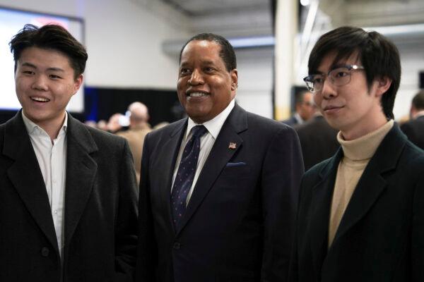 Republican presidential candidate Larry Elder meets with guests at the Iowa Faith & Freedom Coalition in Clive, Iowa, on April 22, 2023. (Madalina Vasiliu/The Epoch Times)