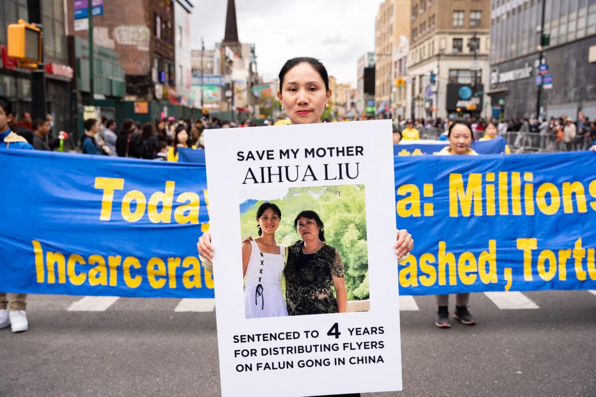 Wang Shanshan participates in a parade to call for an end to the Chinese Communist Party's persecution of Falun Gong, in the Flushing neighborhood of Queens, N.Y., on April 23, 2023. (Chung I Ho/The Epoch Times)