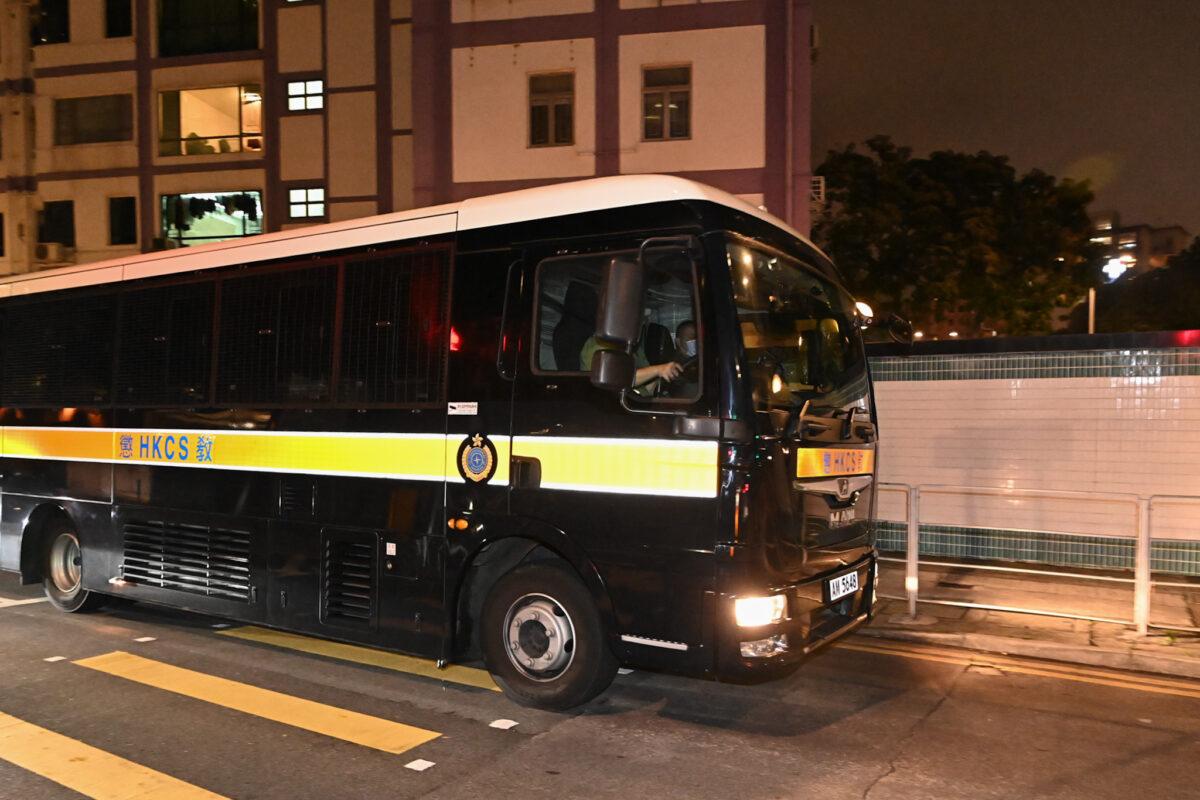 Hu Aimin and Chow Wing-lam were taken away by a prison van. (Sung Pi-Lung/The Epoch Times)