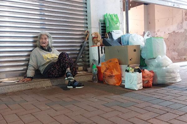 Every night, Granny Chan moves her boxes barehanded to a shop where she rests on Ivy Street, Tai Kok Tsui, Kowloon, to rest. (Lin Jianxiang / The Epoch Times)