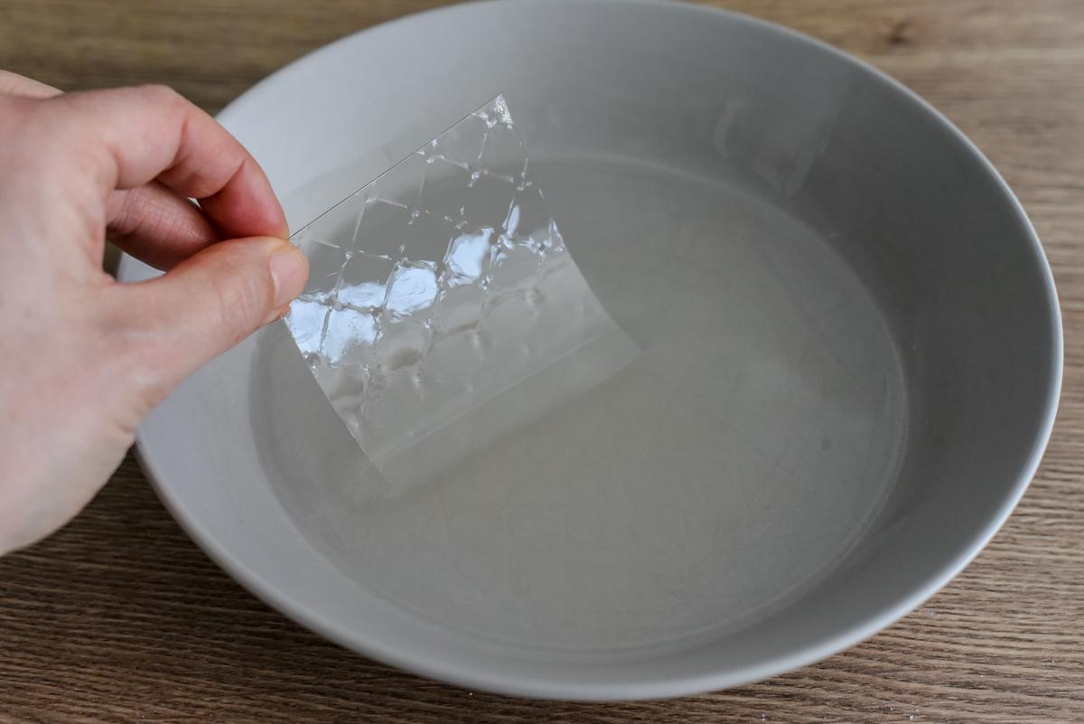 If using gelatin sheets, soak in a bowl of cold water for 10 minutes. Then, when soft, wring them out. (Audrey Le Goff)