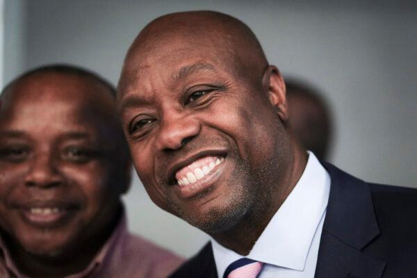 Senator Tim Scott (R-S.C.) meets with guests at the Iowa Faith & Freedom Coalition in Clive, Iowa, on April 22, 2023. (Madalina Vasiliu/The Epoch Times)