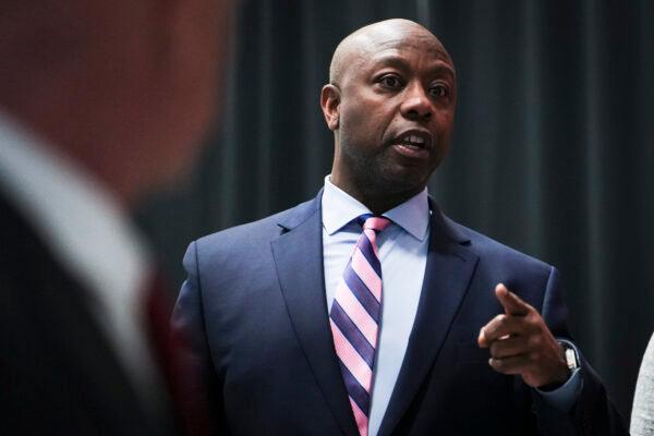 Sen. Tim Scott (R-S.C.) meets with guests at the Iowa Faith & Freedom Coalition in Clive, Iowa, on April 22, 2023. (Madalina Vasiliu/The Epoch Times)