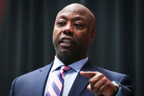 Senator Tim Scott (R-S.C.) meets with guests at the Iowa Faith & Freedom Coalition in Clive, Iowa, on April 22, 2023. (Madalina Vasiliu/The Epoch Times)
