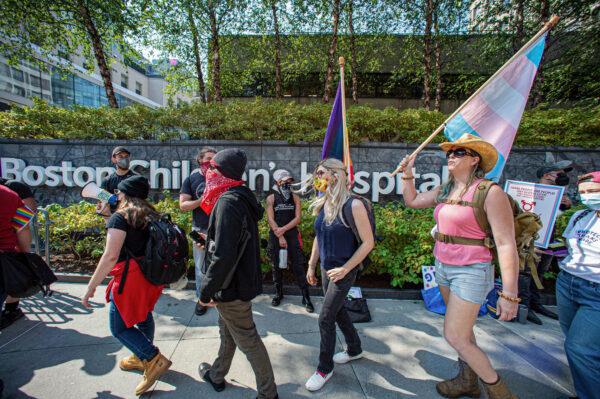 Pro-transgender protesters outside of Boston Children's Hospital in Boston, Massachusetts, on Sept. 18, 2022. (JOSEPH PREZIOSO/AFP via Getty Images)