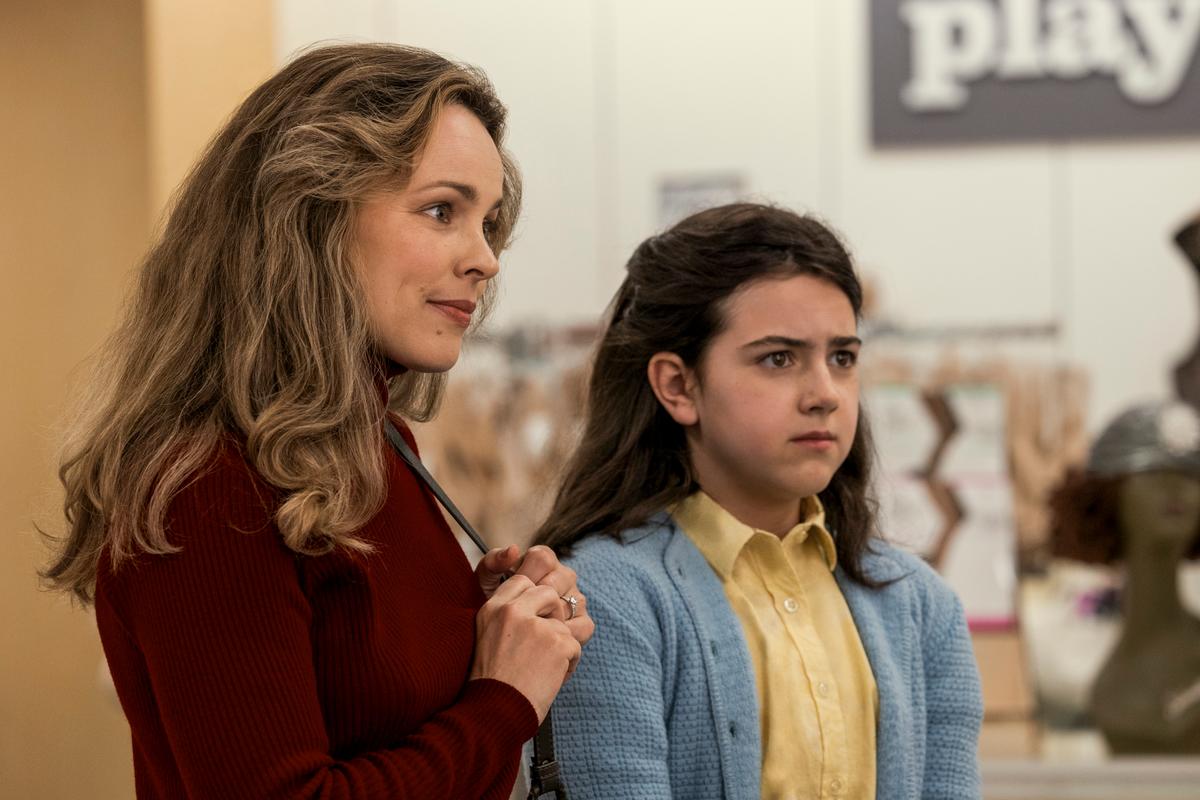Mom Barbara Simon (Rachel McAdams) and daughter Margaret Simon (Abby Ryder Fortson), in “Are You There God? It’s Me, Margaret.” (Dana Hawley/Lionsgate)
