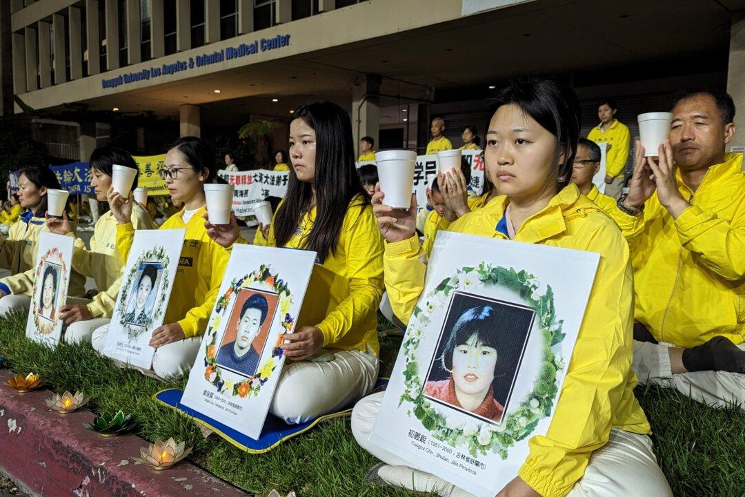 Los Angeles Vigil Commemorates 24th Anniversary of Falun Gong Practitioners’ Peaceful Appeal in Beijing