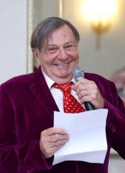Barry Humphries speaks after winning the Wizard of Oz award for his fictional character Sir Les Patterson during the Oldie Of The Year Awards 2021 at The Savoy Hotel in London, UK on Oct. 19, 2021. (Chris Jackson/POOL/AFP via Getty Images)