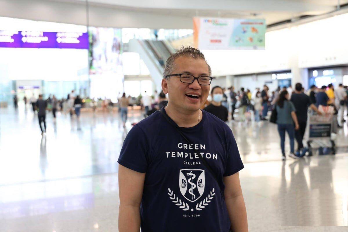 Ronson Chan Ron-sing was all cheers when he saw his colleagues and media friends at the Hong Kong International Airport. (Zheng Zhaodong/The Epoch Times)