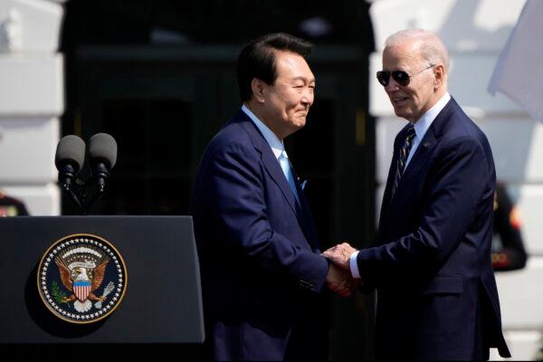 U.S. President Joe Biden (R) welcomes South Korean President Yoon Suk Yeol to the White House during an arrival ceremony in Washington, on April 26, 2023. (Drew Angerer/Getty Images)