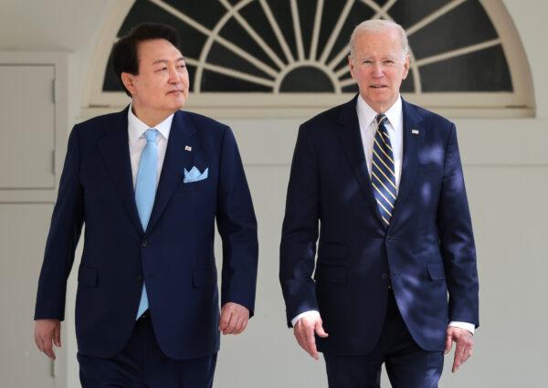 U.S. President Joe Biden (R) and South Korean President Yoon Suk-yeol walk on the colonnade as they make their way to a meeting in the Oval Office at the White House, on April 26, 2023. (Win McNamee/Getty Images)