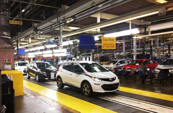 Workers assemble Chevy Bolt EV cars at the General Motors assembly plant in Orion Township, Michigan, on Nov. 4, 2016. (Joe White/Reuters)
