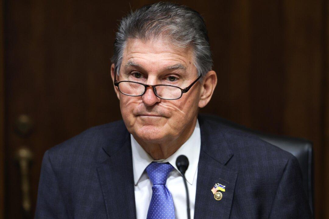 Manchin Reveals His Thoughts on 2024 Presidential Bid at No Labels’ New Hampshire Town Hall