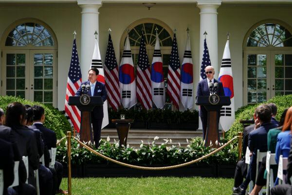South Korean President Yoon Suk-yeol (L) and U.S. President Joe Biden during a press briefing at the White House on April 26, 2023. (Madalina Vasiliu/The Epoch Times)