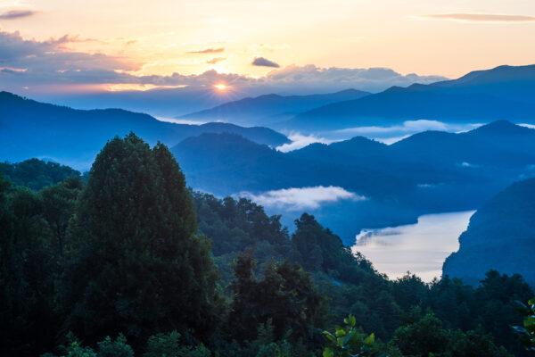 Sunrise over the Great Smoky Mountains National Park. (Lamar Sellers/Shutterstock)