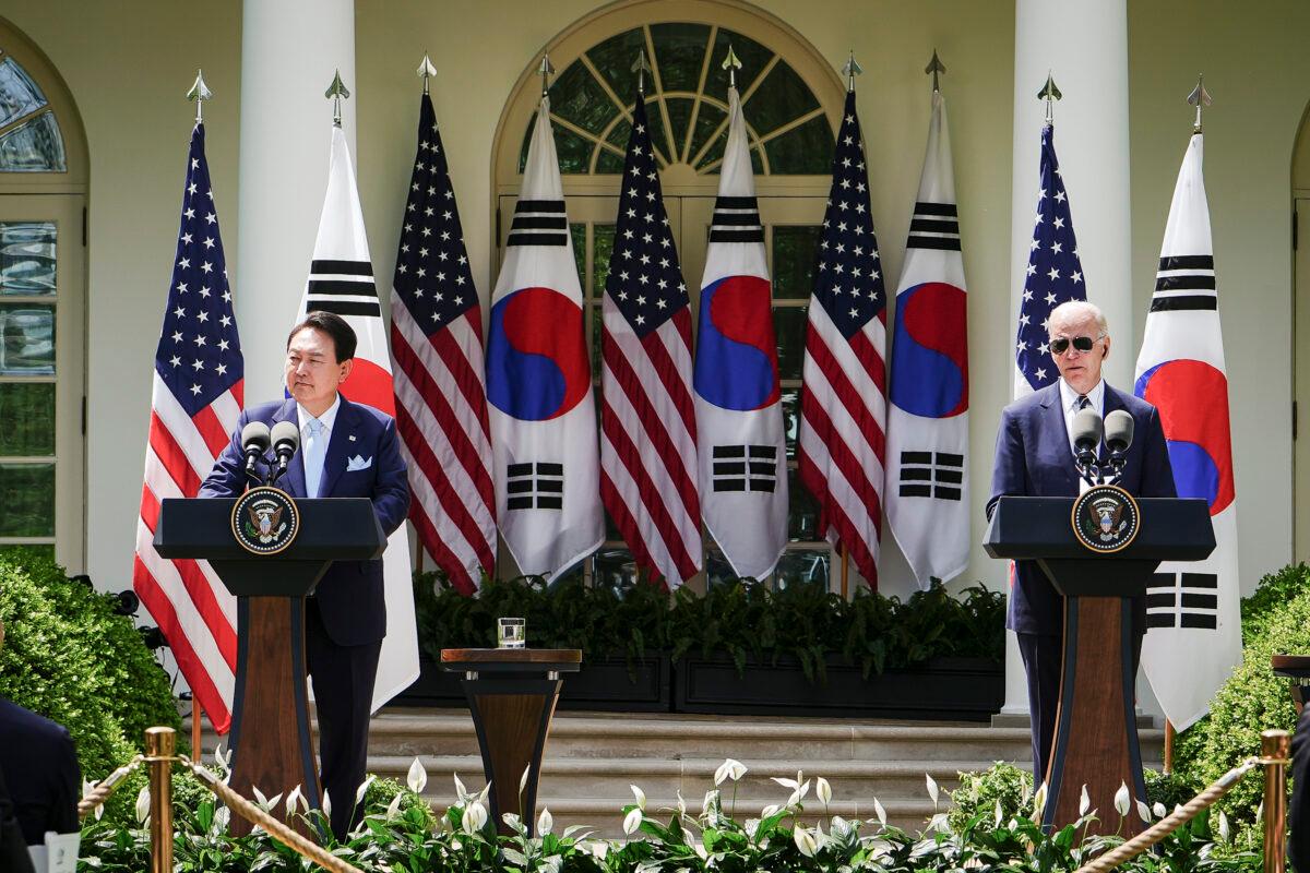 South Korean President Yoon Suk Yeol (L) and U.S. President Joe Biden (R) during a press briefing at the White House in Washington on April 26, 2023. (Madalina Vasiliu/The Epoch Times)