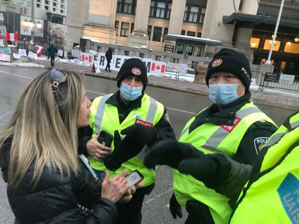 Tamara Lich chats with police officers in Ottawa during the Freedom Convoy protest in February 2022. (Courtesy of Tamara Lich)