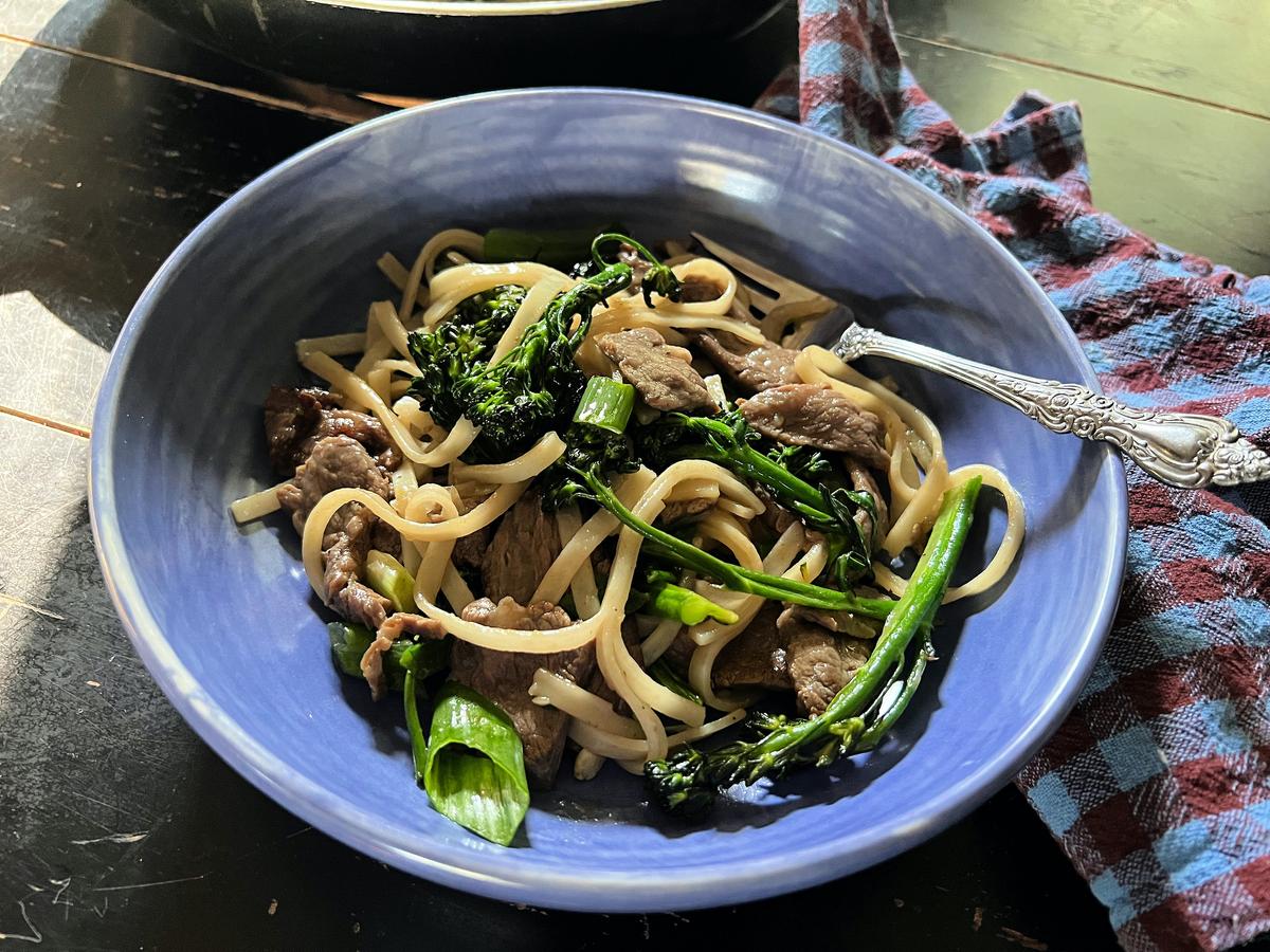 Stir-Fried Rice Noodles With Beef and Broccoli