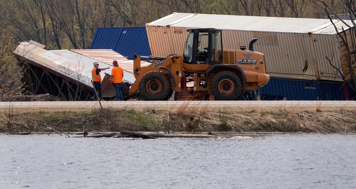 Train Derailment in Wisconsin Sends Railcars Into Mississippi River