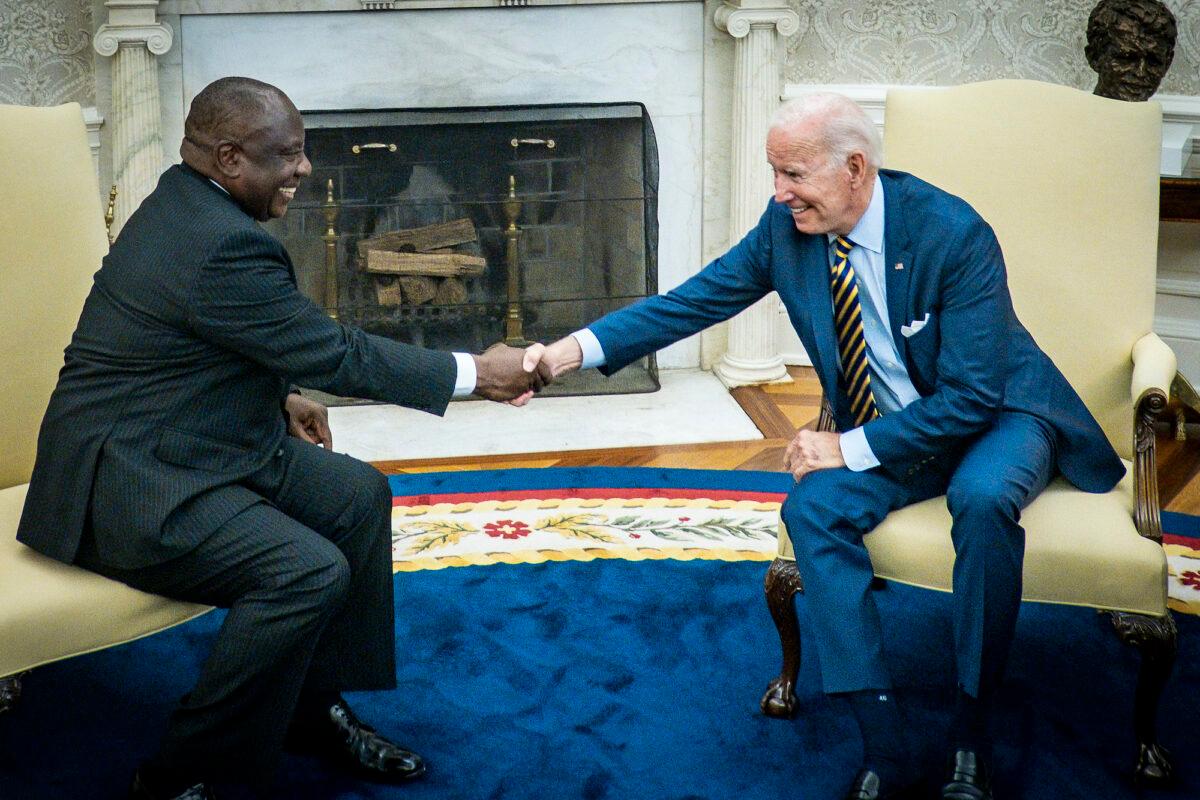 President Joe Biden shakes hands with South African President Cyril Ramaphosa (L) during a bilateral meeting in the Oval Office of the White House on Sept. 16, 2022. (Pete Marovich/Pool via Getty Images)