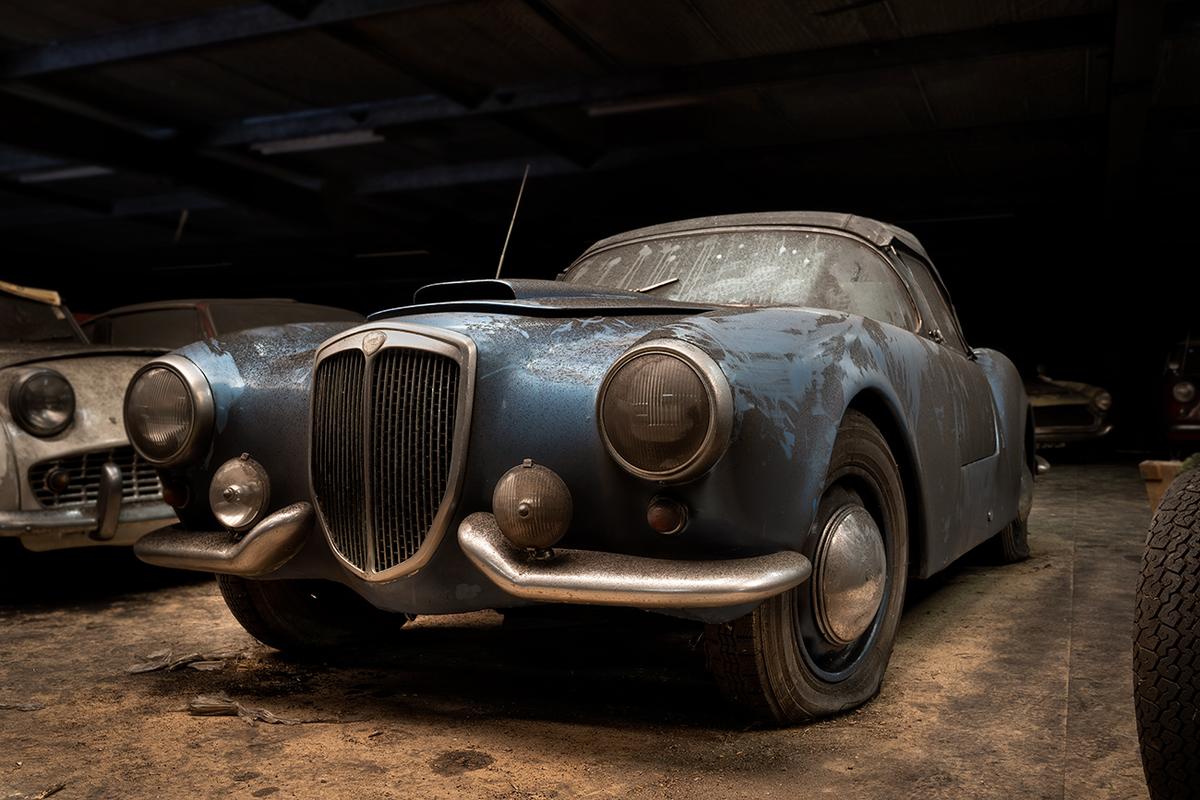 A blue Lancia Aurelia B24 Spider America 1955 will start bidding at 100,000 euros (approx. US$109,800). (Courtesy of <a href="https://www.facebook.com/classiccarauctionsNL/">Classic Car Auctions</a>/<a href="https://www.classiccar-auctions.com/palmen">classiccar-auctions.com</a>)