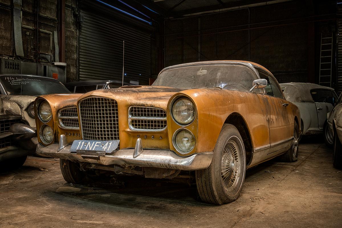 A gold Facel Vega FVS 1957, which will start bidding at 10,000 euros. (Courtesy of <a href="https://www.facebook.com/classiccarauctionsNL/">Classic Car Auctions</a>/<a href="https://www.classiccar-auctions.com/palmen">classiccar-auctions.com</a>)