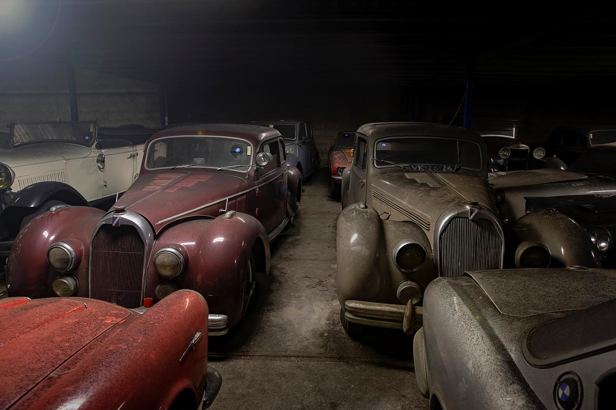 An assortment of classic cars featuring a burgundy Talbot Lago Record T26 Coupé 1947 and beige Talbot Lago Record T26 Saloon 1949. (Courtesy of <a href="https://www.facebook.com/classiccarauctionsNL/">Classic Car Auctions</a>/<a href="https://www.classiccar-auctions.com/palmen">classiccar-auctions.com</a>)