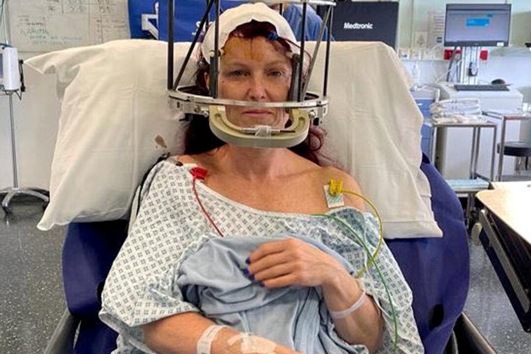 Mom Diagnosed With Parkinson’s at 44 Reveals the Lesser-Known Symptoms She Noticed at 26