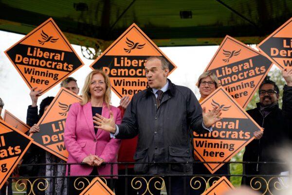 Liberal Democrat leader Sir Ed Davey (right) makes a speech to local activists alongside Liz Jarvis, the Liberal Democrat parliamentary candidate for Eastleigh (left), during a rally at the bandstand in Eastleigh, England, on April 27, 2023. (Andrew Matthews /PA Media)