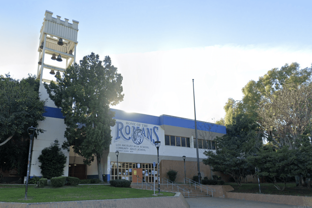 2 Students Stabbed Outside Los Angeles High School, Suspects at Large
