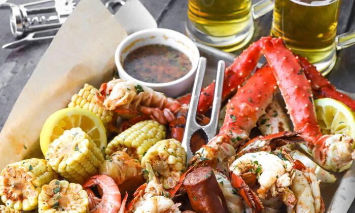 Celebrate the Summer With Good Friends and a Delicious Seafood Boil