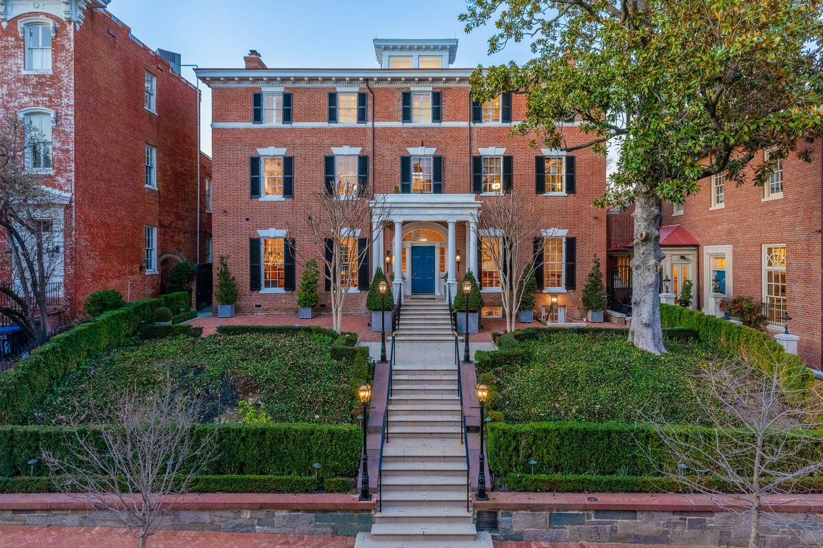 The property combines a sense of history and elegance with the practicality of a massive estate. (Courtesy of Sean Shanahan, Elle Pouchetages, toptenreastatedeals.com)
