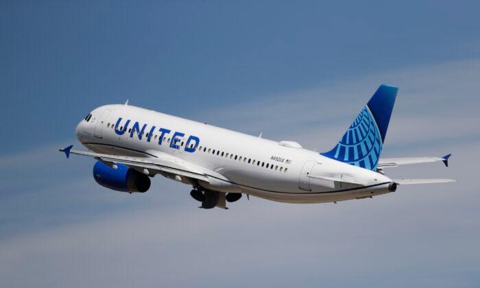 United Plans to Hire 15,000, Adding to Surge in Airline Jobs