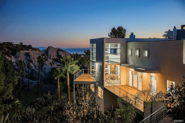 A luxury single-family home in Malibu, Calif., asking $17,500 a month in rent. (Courtesy of Realtor.com)
